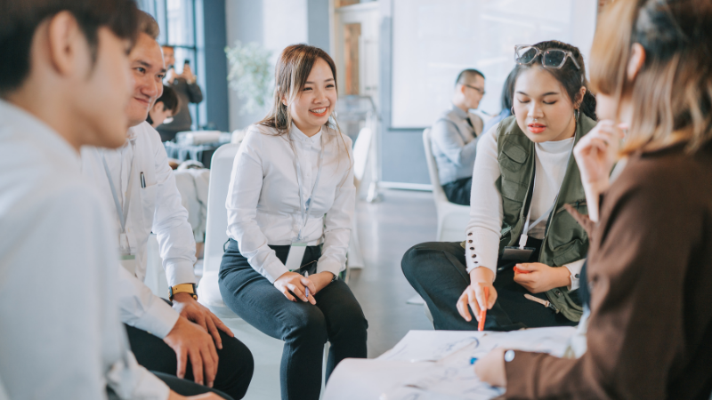 手を取り、歩みをそろえる。